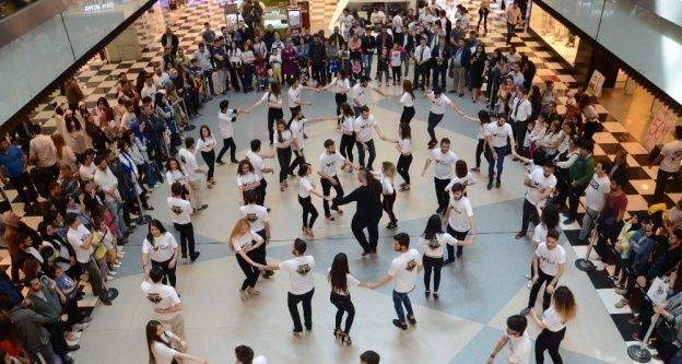 19 Mayıs bayramını salsa yaparak geçirdiler