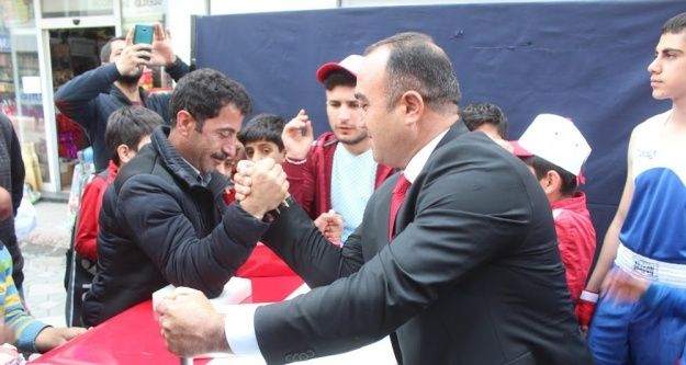 Ağrı'da 19 Mayıs stantları ilgi odağı oldu