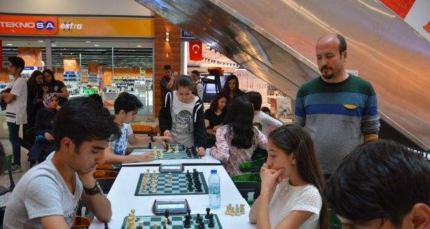 Gençler satrançla buluştu