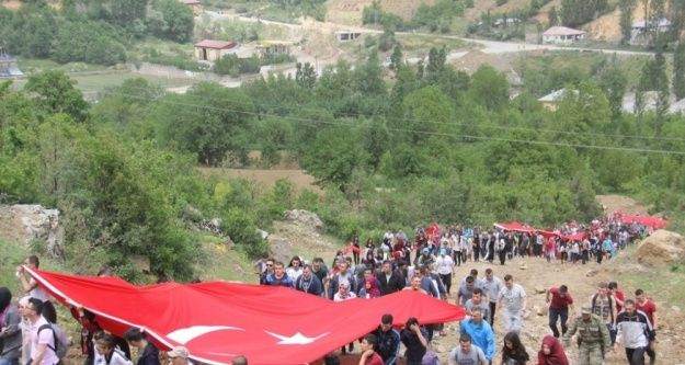 Hakkari'de asker ve vatandaş 19 Mayıs için yürüdü