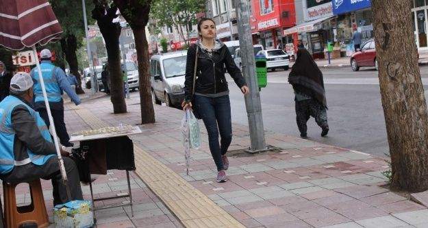 Hava soğuyunca vatandaş sokağa kışlık elbiseler ile çıktı