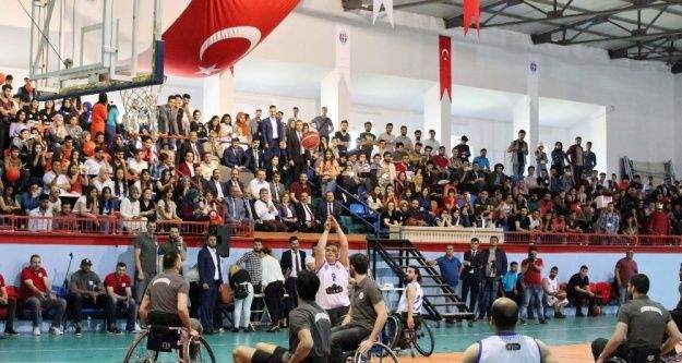 'Potada Engel Yok' temalı gösteri maçı ilgiyle izlendi