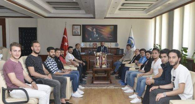 Rektör Akgül'den şampiyon takıma tebrik