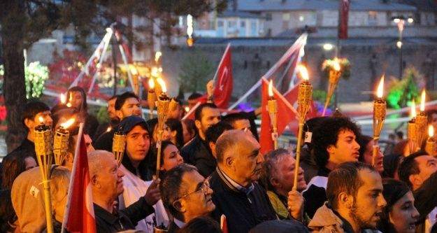 Yağmur altında fener alayı