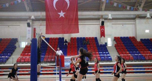 Yıldız kızlar voleybol grup birinciliği müsabakaları Karabük'te başladı