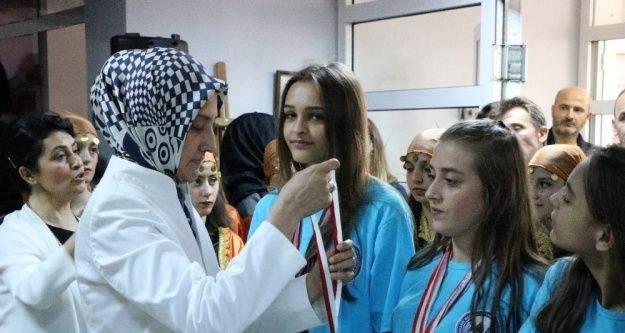 Adapazarı Mesleki ve Teknik Anadolu Lisesinde karne ve ödül töreni heyecanı