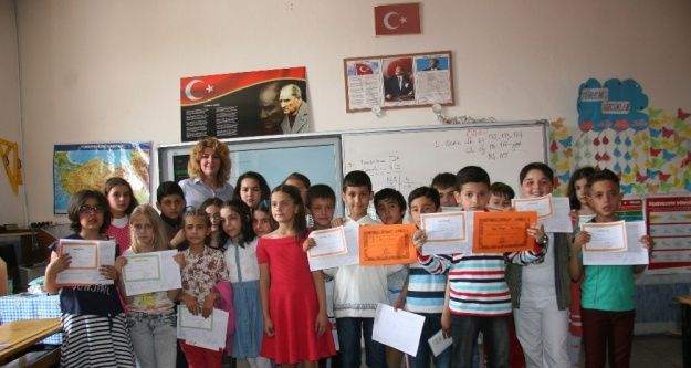 Afyonkarahisar'da 133 bin 100 öğrenci karne heyecanı yaşadı