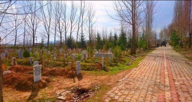 Aslanapa ilçe mezarlığında temizlik ve yol onarım çalışmaları