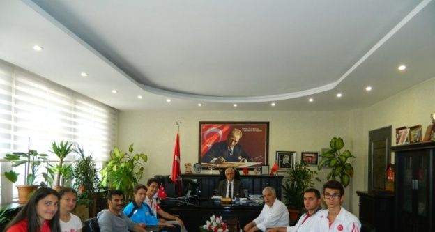 Başarılı atletlerden Müdür Güçlü'ye ziyaret