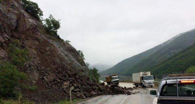 Dağ yolundaki heyelan korkuttu