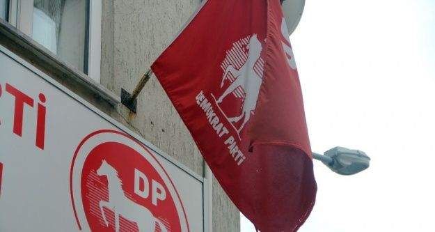 DP Genel Başkanını yırtık, soluk ve yıpranmış parti bayrağı ile karşıladılar