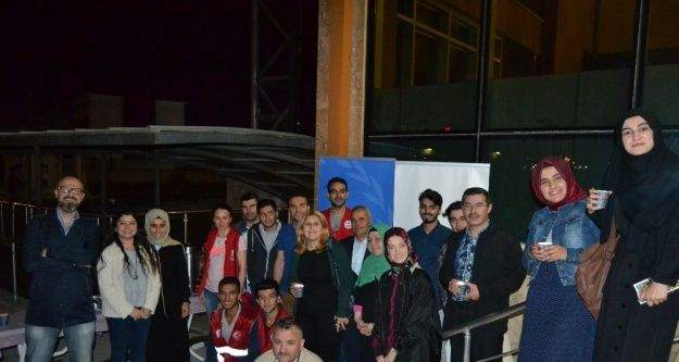 Gençler cemaate çay ikramında bulundu