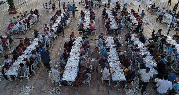 İftar bereketi Şehitler Mahallesi'nde yaşandı