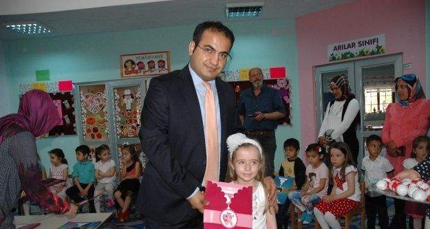 Minik öğrencilerin karne sevinci