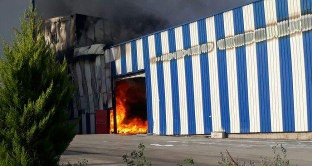 Osmaniye'de kağıt fabrikasında yangın