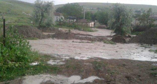 Sivrihisar ve Seyitgazi'de yağmur sele neden oldu