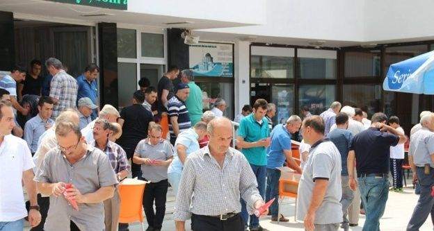 Cuma namazı sonrası mevlüd şekeri dağıtıldı