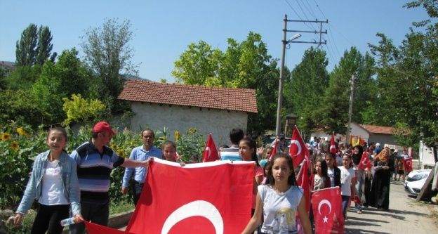 Hisarcık'ta Kur'an Kursu öğrencileri şehitler için yürüdü