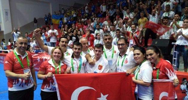 Kağıtsporlu karateciler Deaflympics 2017'de tarihe geçti