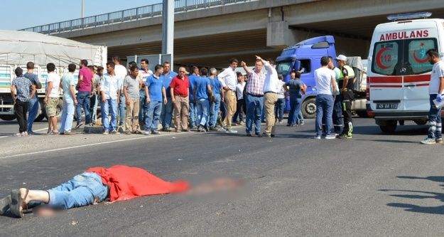 Motosikletiyle kamyonun altında kaldı: 1 ölü