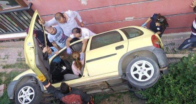 Otomobil boşluğa düştü: 1 yaralı