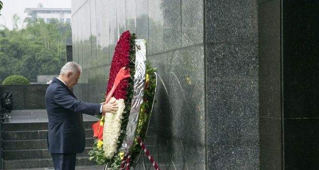 Başbakan Yıldırım, Vietnam'ın ilk başkanının mozolesini ziyaret etti