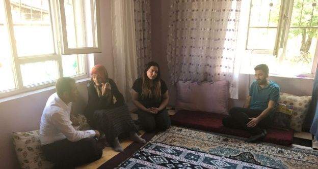 Başkan Kahraman, 91 yaşındaki Sabiha nineyi ziyaret etti