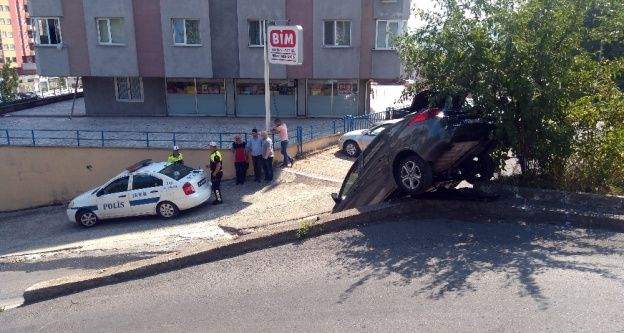 El freni boşalan otomobil duvardan aşağı uçtu
