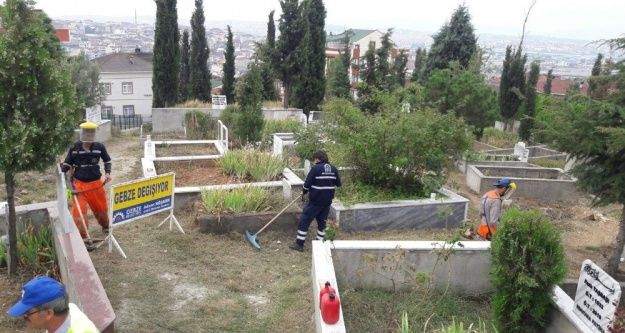 Gebze'de mezarlıklarda çalışmalar sürüyor