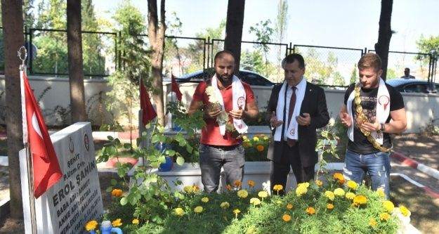 Güreşler öncesi halk başpehlivanlara altın taktı