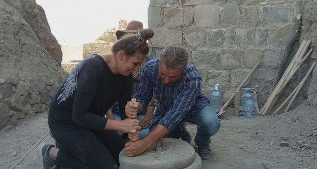 Hoşap Kalesi'nde 300 yıllık el değirmeni gün yüzüne çıkartıldı