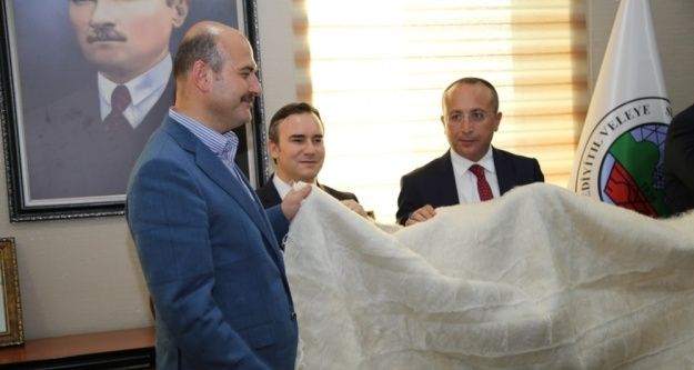 İçişleri Bakanı Soylu'ya tiftik battaniyesi armağan edildi