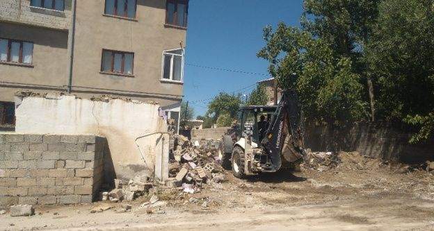 İpekyolu Belediyesi, metruk yapıların yıkımına başladı