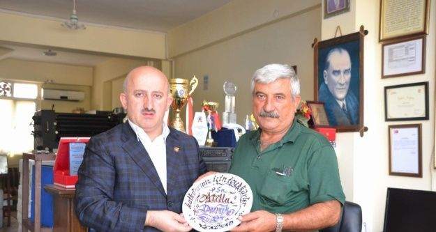 Siirt Gazeteciler Derneğine plaket verildi