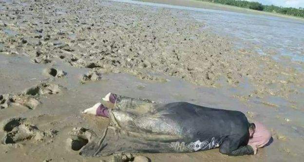 Nehrin kıyısında ölü bulunan Arakanlı kadın yürekleri sızlattı