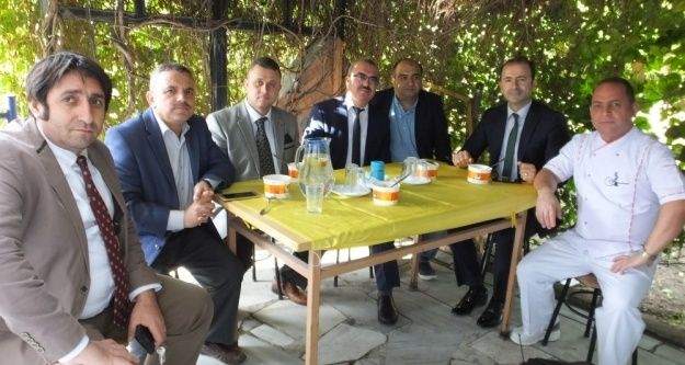 Burhaniye'de aşure hayrı daire müdürlerini bir araya getirdi.