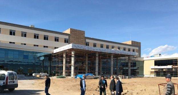 Burhaniye'de Kaymakam Öner hastane inşaatında inceleme yaptı