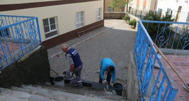 Dudu Şahin Tokluoğlu Ortaokulunda çevre düzenleme çalışması