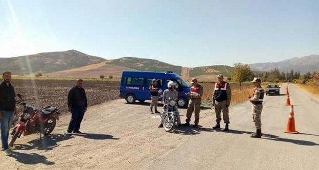 Jandarma kasksız motor sürücülerine geçit vermiyor