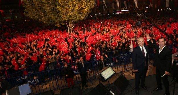 Vatandaşlar Cumhuriyet Bayramında Ferhat Göçer'le eğlendi