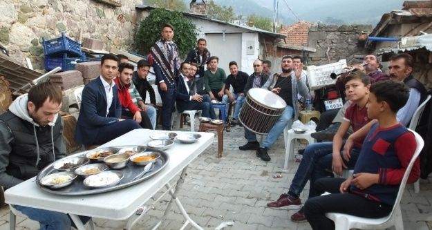 Burhaniye'de düğünlerde 9 çeşit yemek hazırlanıyor