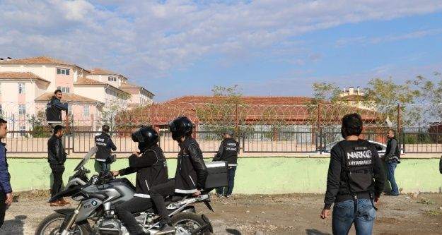 Diyarbakır'da Narkotim ekipleri okul önlerinde göz açtırmıyor