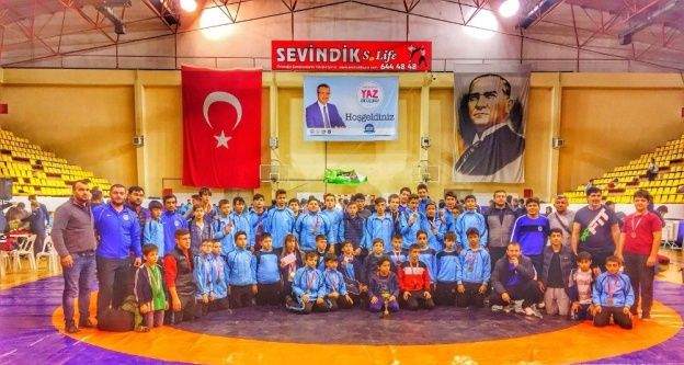 Kağıtsporlu güreşçilerden 11 madalya